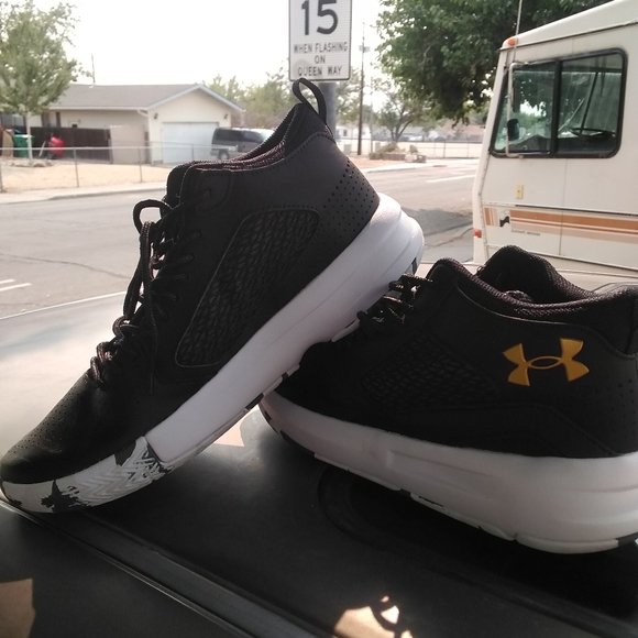 Men's size 10 basketball shoes - Picture 1 of 6